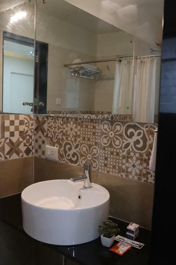 Emerald Vista Luxury Suites プネ エクステリア 写真